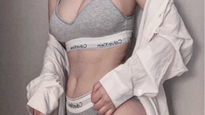 요즘 인기 있는 슬랜더 몸매의 처자