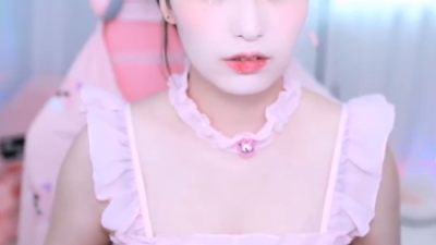 글래머 안나의 러블리한 핑크 의상