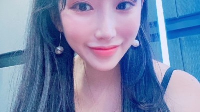 확실히 슴골 볼륨 보여주며 셀카찍은 처자