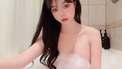 거품으로만 중요부위 가린 욕조안의 처자