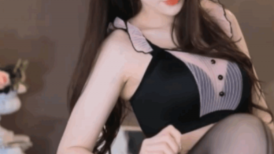 메이드복 장착한 늘씬한 아프리카 여캠