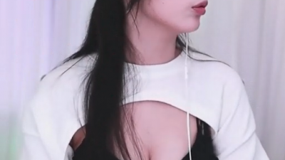글래머들만 입는 다는 속옷노출되는 의상 입은 여캠
