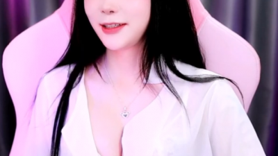 과감하게 속옷에 셔츠만 입고 방송하는 여캠