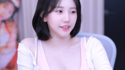 섹시하고 도도하게 생긴 여캠의 살인적인 미소