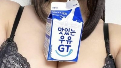 미드위에 우유 올려 마시는 눈나