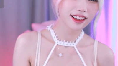 반짝한 눈빛을 가진 금발의 미모 지리는 여캠