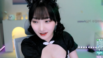 구멍난 섹시 메이드복이 귀엽게 어울리는 여캠