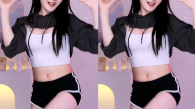 윙크를 맛깔나게 잘하는 귀여운 댄싱 여캠