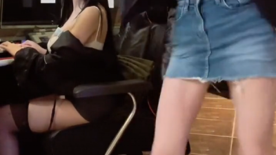 친구가 더 이뻐 눈길이 가는 여캠의 방송