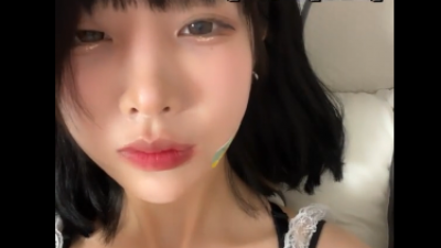 편하게 누워서 방송하는 여캠의 눈길가는 미드 볼륨