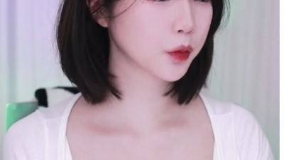 옆모습이 뾰로통한 모습도 존예인 여캠