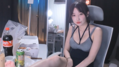 알콜에 취해서 책상위에 다리올리고 방송했던 여캠