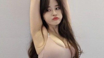 야릇하게 손올리고 볼륨모아진 언더웨어 입은 소람이