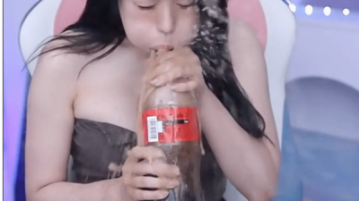 넘치는 콜라를 입으로 막으려다 옷이 다 젖은 여캠