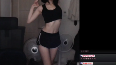 날씬한 몸매를 가진 여캠의 잘록한 개미허리
