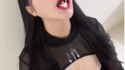 슴골사이로 흘러내리는 연유를 신경안쓰고 계속 먹는 여캠