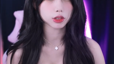 언더웨어 입고 옷핀으로 미드 볼륨 꽉 잡은 여캠