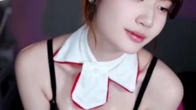 가슴골 모아서 섹시미 어필하며 그윽한 눈빛보내는 여캠