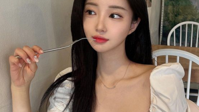 일상복 입고 디저트 먹으며 셀카찍는 처자의 존예미