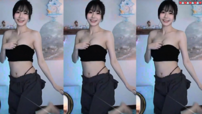 아슬하게 내려가는 탑브라를 입고 리액션 계속하는 여캠