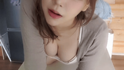 팬들과 소통하는 여캠의 아주 야릇한 자세