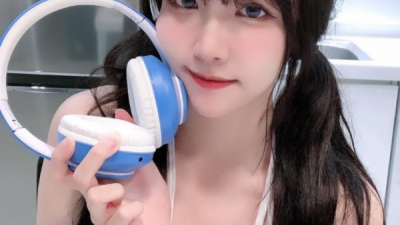 출렁이는 미드 볼륨을 가진 아린이의 셀카