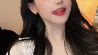 인형같은 외모로 윙크까지 귀엽게하는 처자