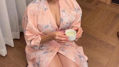 윗캠으로 아찔한 기모노 안 몸매를 보여준 여캠