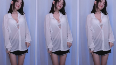 어마한 슴골이 숨겨져있는 시스루 셔츠의 여캠
