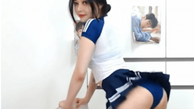 짧아도 너무 짧은 치마 입고 힙라인 흔들어대는 여캠