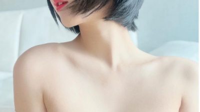 야릇하게 내려간 끈사이로 어마한 슴골이 ㅎㄷㄷ