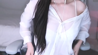 하얀셔츠 입은 겨우디