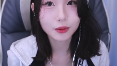 은그슬쩍 슴가 노출하는여캠