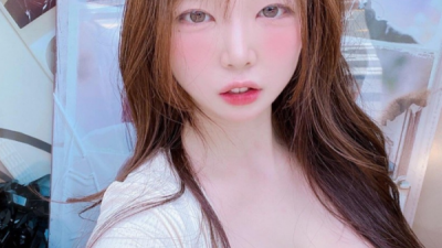 야릇한 표정짓고 셀카 찍는 글래머 처자