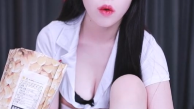 야릇하게 앉아있는 여캠 ㄷㄷ