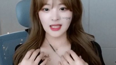 귀여운 여캠의 야릇한 슴골