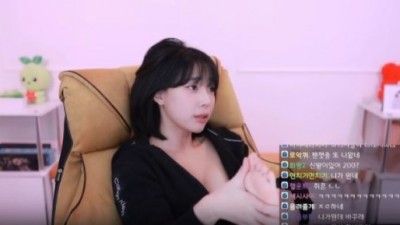 발바닥 사이즈 보여주는 여캠