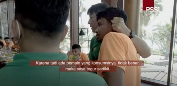 '선수 폭행 논란' 신태용, 인도네시아서도 비슷한 일 있었다…'자주 손찌검하는 모습 포착, 선수들은 웃어넘겨…